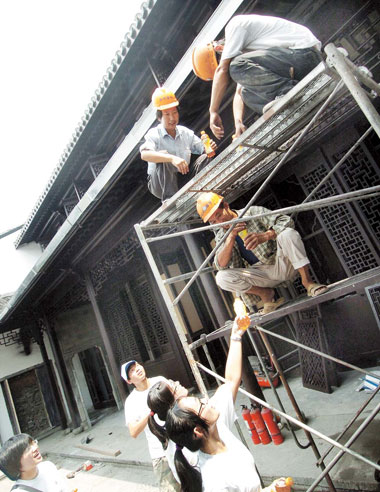 Workers are busy renovating the Museum of China's Residential Committees in Hangzhou's Shangyangshi Community.
