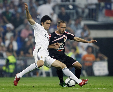 Real Madrid's Kaka (L) fights for the ball with Deportivo Coruna's Laure during their Spanish first division soccer match at Santiago Bernabeu stadium in Madrid August 29, 2009. (Xinhua/Reuters Photo)