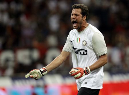 Inter Milan's goalkeeper Julio Cesar celebrates a goal scored by his team mate Thiago Motta (not pictured) against AC Milan during their Italian serie A soccer at the San Siro stadium in Milan August 29, 2009.(Xinhua/Reuters Photo)