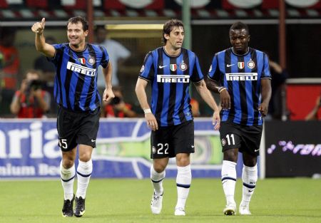 Inter Milan's Dejan Stankovic (L) celebrates with his team mates Diego Milito (C) and Sulley Muntari after scoring against AC Milan during their Italian Serie A soccer match at the San Siro stadium in Milan August 29, 2009.(Xinhua/Reuters Photo)