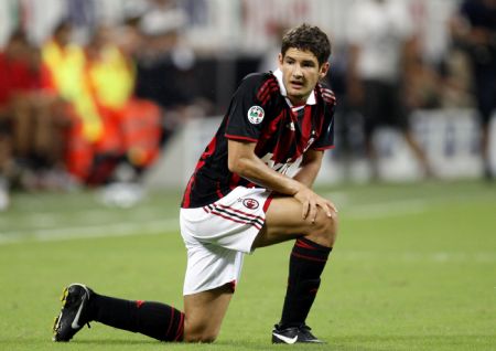 AC Milan's Alexandre Pato kneels on the field during their Italian Serie A soccer match against Inter Milan at the San Siro stadium in Milan August 29, 2009.(Xinhua/Reuters Photo)