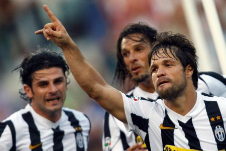 Juventus' Diego (C) celebrates with his teammates Vincenzo Iaquinta (L) and Amauri (R) after scoring against AS Roma during their Italian Serie A soccer match in Rome August 30, 2009.Juventus beat Roma 3-1 at the Stadio Olimpico on Sunday.(Xinhua/Reuters Photo) 
