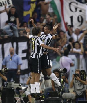 Juventus' Felipe Melo (R) celebrates with his team mate Amauri after scoring against AS Roma during their Italian Serie A soccer match at the Olympic stadium in Rome August 30, 2009. (Xinhua/Reuters Photo) 