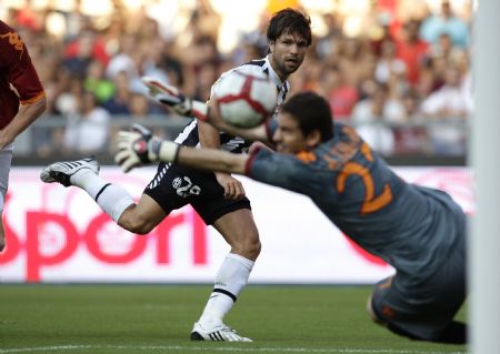 Juventus' Diego (top) shoots and scores against AS Roma's goalkeeper Julio Sergio Bertagnoli during their Italian Serie A soccer match at the Olympic stadium in Rome August 30, 2009. (Xinhua/Reuters Photo) 