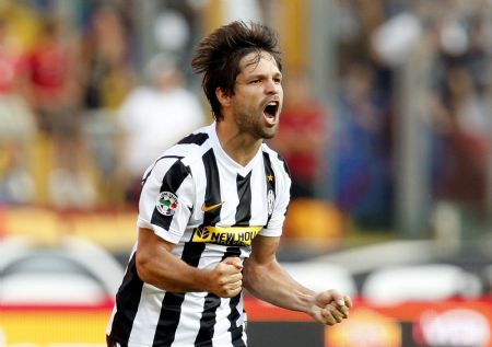 Juventus player Diego celebrates after scoring against AS Roma during their Italian Serie A soccer match at the Olympic stadium in Rome August 30, 2009. (Xinhua/Reuters Photo) 