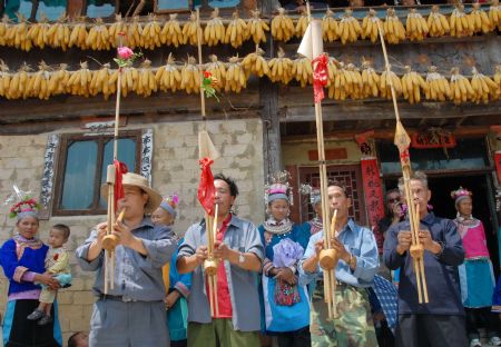 Villagers of the Miao ethnic group play the Lusheng, a local reed-pipe musical instrument, at the Chixin Festival, or New Grain Tasting Festival, in a village of the Miao ethnic group in Duyu City of southwest China's Guizhou Province, Aug. 28, 2009.(Xinhua/Qiao Qiming) 