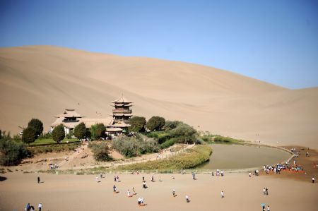 Tourists look around at Yueya Spring in Dunhuang, northwest China's Gansu Province, Aug. 30, 2009.(Xinhua/Nie Jianjiang)