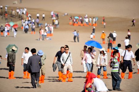 Tourists look around in Dunhuang, northwest China's Gansu Province, Aug. 30, 2009.(Xinhua/Nie Jianjiang) 