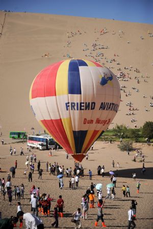 A hot-air balloon is seen in Dunhuang, northwest China&apos;s Gansu Province, Aug. 30, 2009.(Xinhua/Nie Jianjiang)