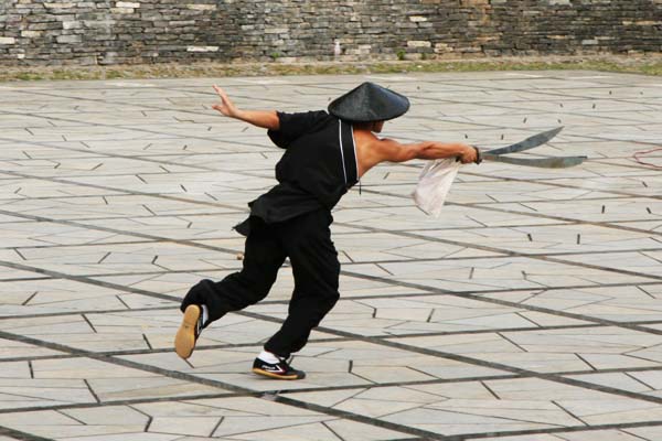 For extra entertainment value, the walking chessman, most of them teenage boys, perform Kungfu as they move. [Photo: CRIENGLISH.com]