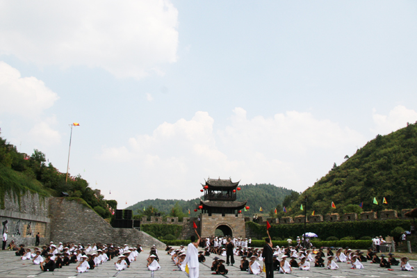 The players, Guli from China and Lee Sedol from South Korea, play in a pavilion high on the Southern Great Wall, far from any disturbances, while audiences followed the game on a giant plaster chessboard on the ground. [Photo: CRIENGLISH.com]