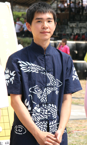 South Korean player Lee Sedol participates in the 2009 International Weichi Tournament held on the Southern Great Wall in China's ancient town of Phoenix. [Photo: CRIENGLISH.com]