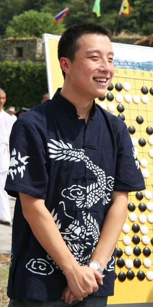Chinese player Guli participates in the 2009 International Weichi Tournament held on the Southern Great Wall in China's ancient town of Phoenix. [Photo: CRIENGLISH.com]