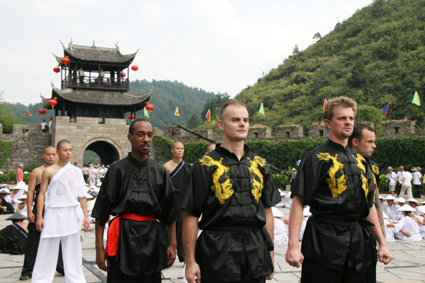 David (front, left), one of the living chess stones, poses for a photo after the game. An avid Kungfu fan, he is from England and has been in China for over two years. [Photo: CRIENGLISH.com] 