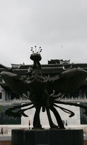 A copper statue of a Phoenix spreading its wings stands at the entrance of the scenic area. Because the phoenix is an auspicious bird in Chinese legends, Phoenix town is said to be a blessed place. [Photo: CRIENGLISH.com/Duan Xuelian]