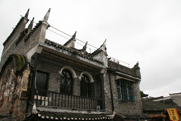 Like phoenixes elegantly perched on the roof, flying eaves are representative of Miao ethnic houses. [Photo: CRIENGLISH.com/Duan Xuelian] 