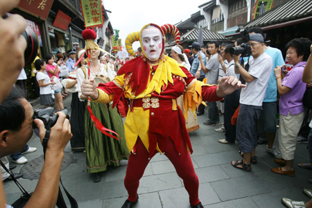 A foreign artist perform during the West Lake International Carnival in Hangzhou, east China's Zhejiang Province, August 29, 2009. More than 100 Chinese and foreign artists attended the fair on Saturday.