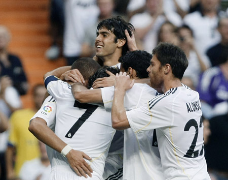 Real Madrid's Raul (7) celebrates his goal against Deportivo Coruna with Karim Benzema (obscured L), Kaka (top), Alvaro Arbeloa (2nd R) and Xavi Alonso (R) during their Spanish first division soccer match at Santiago Bernabeu stadium in Madrid August 29, 2009. (Xinhua/Reuters Photo)