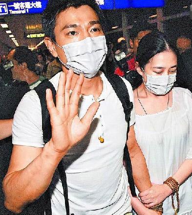 Andy Lau and Carol Choo were spotted holding hands in the Kuala Lumpur airport before flying back to Hong Kong last Tuesday, having attended the memorial ceremony for Choo's father in Malaysia earlier that week.