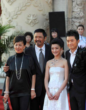 Actor Chow Yun-fat (L2) arrives for the 13th Huabiao Awards ceremony in Beijing, Aug. 29, 2009. The Huabiao Awards, also the governmental film prize, is known as one of the three most important domestic awards for Chinese films. 