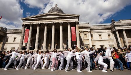 Michael Jackson fans dance the routine from 'Thriller' to celebrate the late-singer's 51st birthday in Trafalgar square in London August 29, 2009.