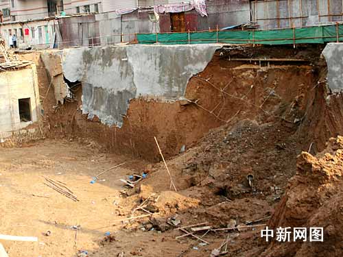 The scene of a foundation collapse at a hospital construction site in Shijiazhuang, capital of north China's Hebei Province on Monday, August 31, 2009. [Photo: China News Service]