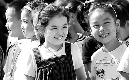 First grade primary school students in the Experimental School of Xinjiang Educational Institute start their orientation in school on Saturday. The new semester begins this week in Urumqi's primary and middle schools.