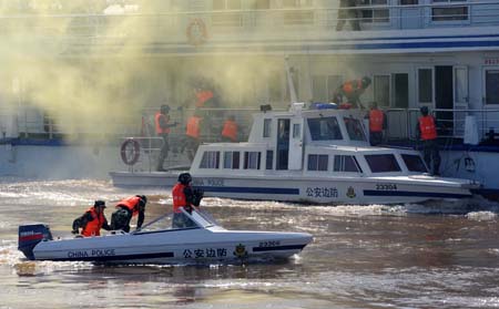 Chinese soldiers try to climb up a "suspected" ship at a bilateral port emergency situation handling drill with Russia on waters of the Heilongjiang River that divides Heihe, Northeast China