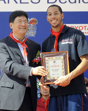 NBA player Devin Harris (R) is granted the title of Charity Ambassador of Jilin Province in a primary school for rural migrant workers' children during the NBA Cares Program in Changchun, capital of northeast China's Jilin Province, Aug. 31, 2009. (Xinhua/Wang Haofei)