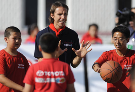 NBA player Steve Nash(2nd R) directs the ball-passing techniques to students in a primary school for rural migrant workers' children during the NBA Cares Program in Changchun, capital of northeast China's Jilin Province, Aug. 31, 2009. (Xinhua/Wang Haofei)