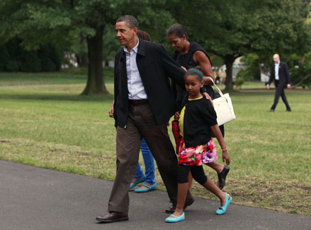 U.S. President Barack Obama walks with first lady Michelle Obama and their daughters Sasha and Malia (behind Obama) on the South Lawn of the White House in Washington August 30, 2009. The first family returned to Washington after a week-long vacation in Martha's Vineyard in Massachusetts.