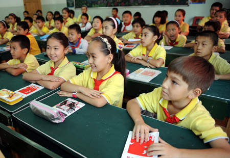 Students from Urumqi No. 10 Primary School have class on the first day of the new semester in Urumqi, capital of northwest China's Xinjiang Uygur Autonomous Region, Sep. 1, 2009. (Xinhua/Wang Fei)