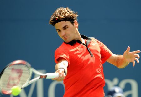 Roger Federer of Switzerland returns the ball to Devin Britton of the United States during the men's singles first round match at the U.S. Open tennis tournament in New York, August 31, 2009. Federer won 3-0.(Xinhua/Shen Hong) 
