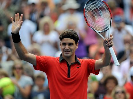 Roger Federer of Switzerland waves to the audience after winning over Devin Britton of the United States during the men's singles first round match at the U.S. Open tennis tournament in New York, August 31, 2009. Federer won 3-0.(Xinhua/Shen Hong) 