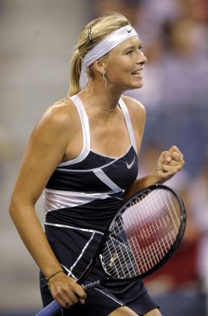 Maria Sharapova of Russia celebrates winning a point in the first set against Tsvetana Pironkova of Bulgaria during their match at the U.S. Open tennis tournament in New York, September 1, 2009.(Xinhua/Zhang Yan) 