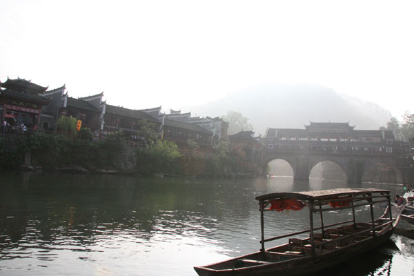 The whole town is smothered in the early morning mist. [Photo:CRIENGLISH.com/Duan Xuelian] 