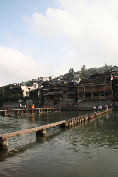 Tourists would gradually crowd the historic town in early afternoon. [Photo:CRIENGLISH.com/Duan Xuelian]