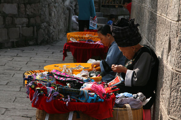A local elder woman sells handicrafts in Phoenix. [Photo:CRIENGLISH.com/Duan Xuelian]