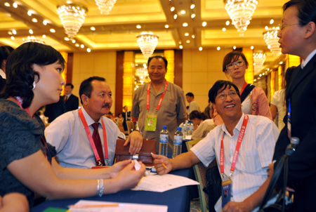 Merchants at home and abroad discuss during the 18th Urumqi Trade Fair in Urumqi, capital of northwest China's Xinjiang Uygur Autonomous Region, Sept. 1, 2009. The 18th Urumqi Trade Fair, China's only business event targeting central, west and south Asia, opened Tuesday. The trade fair has attracted more than 500 overseas businessmen from 29 countries and regions, including Russia, Kazakhstan and Uzbekistan. It also attracted many business people from China's 21 provinces and municipalities.