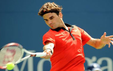 Roger Federer of Switzerland returns the ball to Devin Britton of the United States during the men's singles first round match at the U.S. Open tennis tournament in New York, August 31, 2009. Federer won 3-0.[