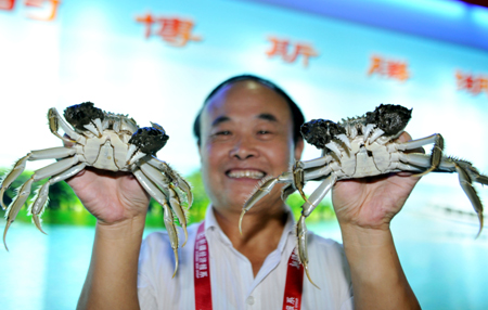 An exhibitor displays crabs during the 18th Urumqi Trade Fair in Urumqi, capital of northwest China's Xinjiang Uygur Autonomous Region, Sept. 1, 2009.