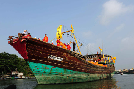 A decorated ship is sent out to tour the harbor during a sacrifice ceremony in Tanmen Harbor in Qionghai City of south China's Hainan Province, Sep. 1, 2009. (Xinhua/Meng Zhongde)