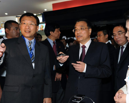 Chinese Vice Premier Li Keqiang (R, front) visits the exhibit venue after the opening ceremony of the Northeast Asia Investment and Trade Expo held in Changchun, capital of northeast China's Jilin Province, Sept. 1, 2009. 