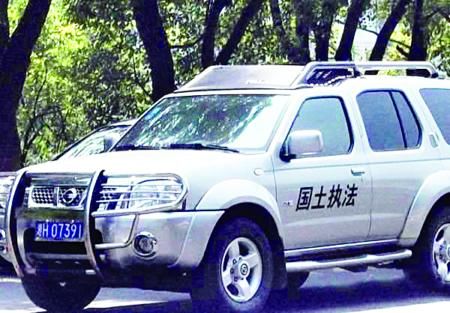A land law enforcement vehicle parks on campus at Xiangtan University in central China's Hunan province on August 27, 2009. [Photo: Modern Express]