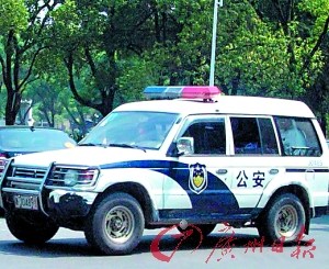 A police vehicle parks on campus at Xiangtan University in central China's Hunan province on August 27, 2009. [Photo: Guangzhou Daily]