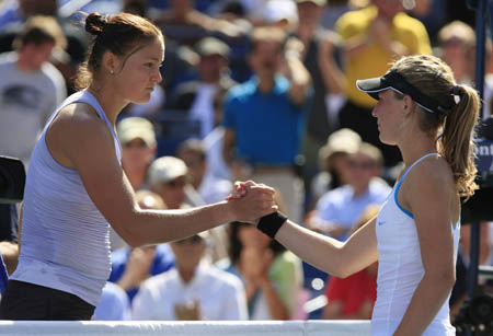 Dinara Safina of Russia (L) is congratulated by Olivia Rogowska of Australia after their match at the U.S. Open tennis championship in New York, September 1, 2009.(Xinhua/Reuters Photo) 
