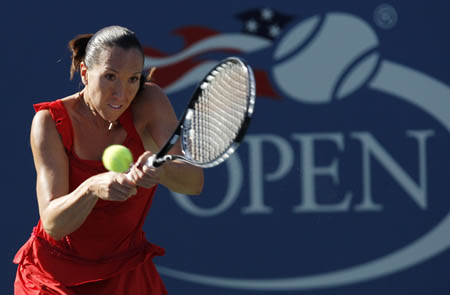 Jelena Jankovic of Serbia hits a return to Roberta Vinci of Italy during their match at the U.S. Open tennis championship in New York, September 1, 2009.(Xinhua/Reuters Photo) 