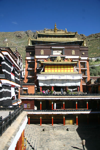 The panorama view of the staple hall of the La Shi Lhun Po Monastery is an imposing sight. [Photo: CRIENGLISH.com]