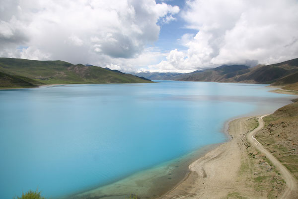 The imposing view of the Yangzhuoyongcuo Lake, one of the three sacred lakes in Tibet. [Photo: CRIENGLISH.com]