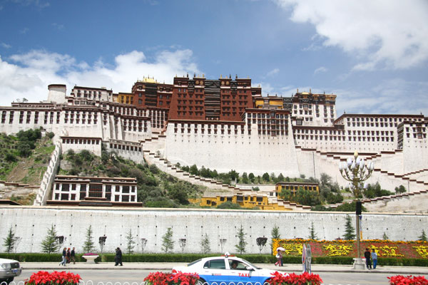 The grand and magnificant Potala Palace greets everyone who pays a visit to the roof of the world. [Photo: CRIENGLISH.com]